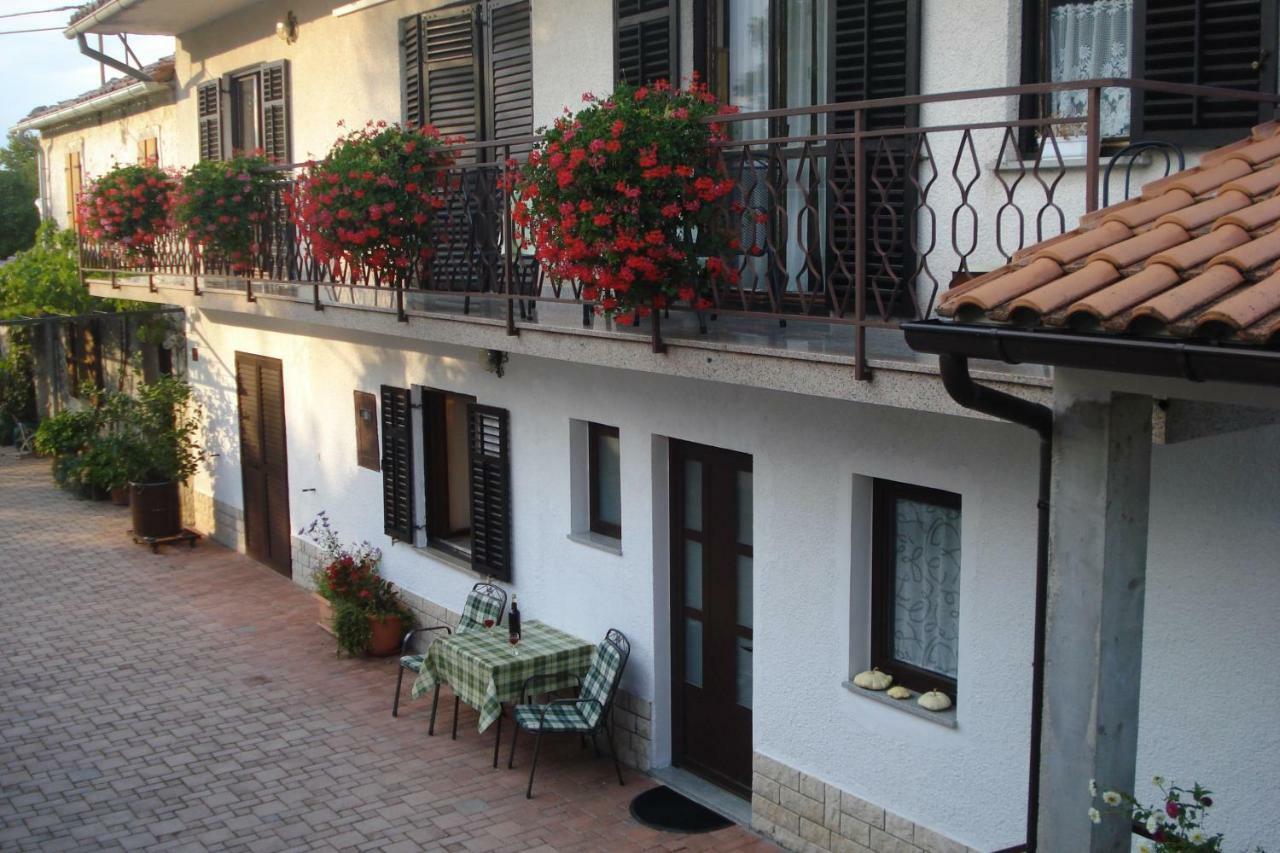 Apartmani Aldo Roč Exteriör bild